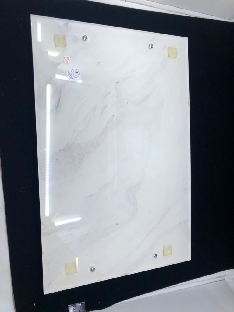 MARBLE PRINT RESIN SERVING TRAY W/GOLD HANDLES.