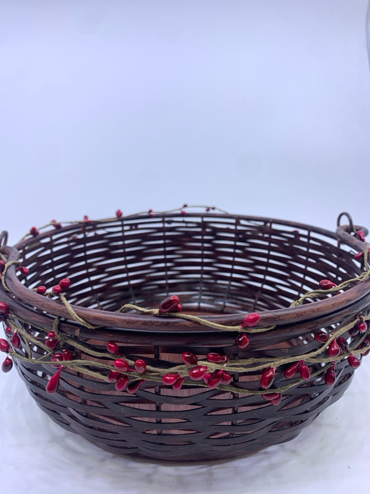 DARK METAL BASKET W PIP BERRIES.