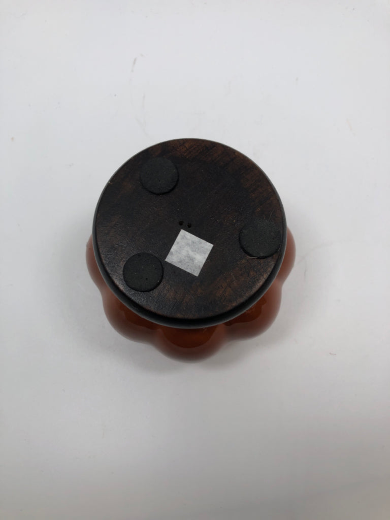 ORANGE CERAMIC PUMPKIN TEALIGHT HOLDER ON WOOD PEDESTAL.