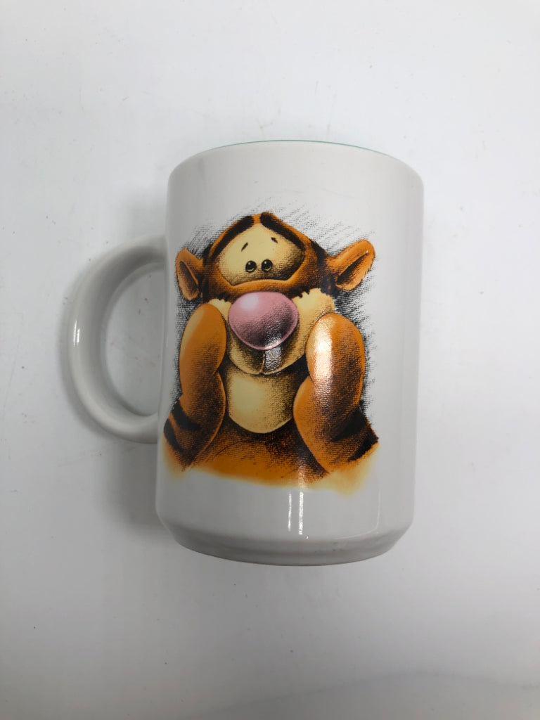 TIGGER MUG W/BLUE INSIDE.