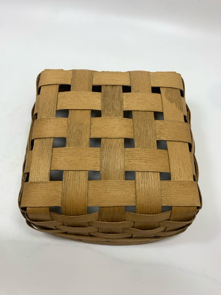 SQUARE WOVEN NAPKIN BASKET.