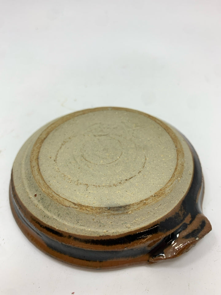 BROWN/BLACK GLAZED POTTERY DISH.