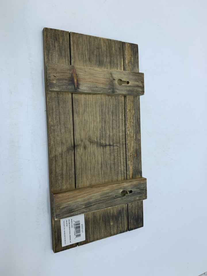 WOOD WELCOME SIGN IN DIFFERENT LANGUAGE.