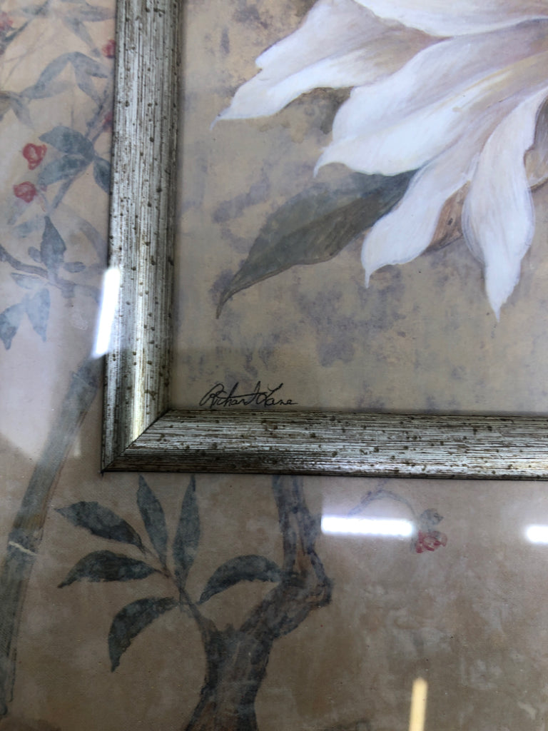 WHITE LILY FLOWER IN GOLD FRAME.