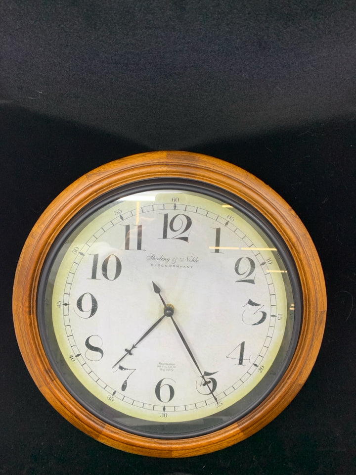 ROUND CLOCK W/BLACK & WOOD FRAME.