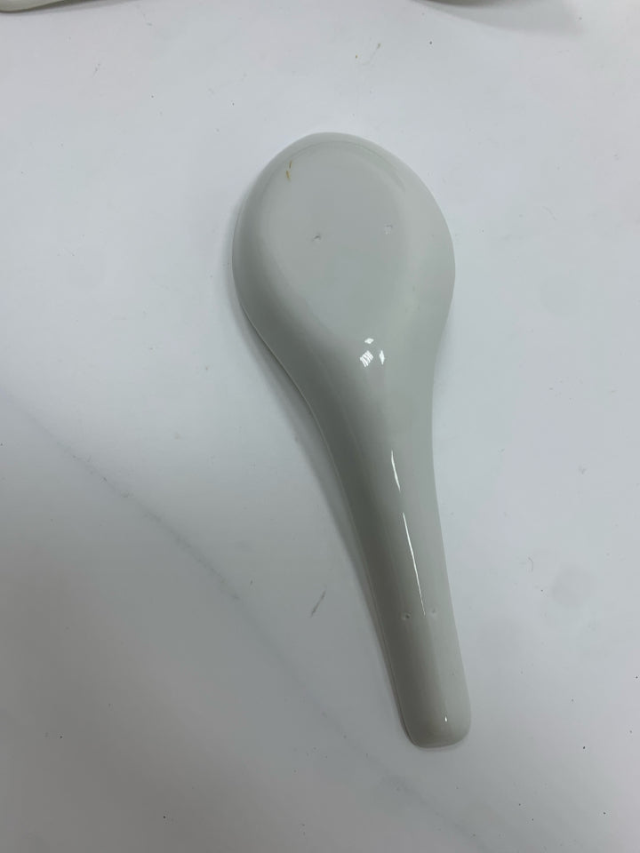 6 PORCELAIN ASIAN SOUP SPOONS.