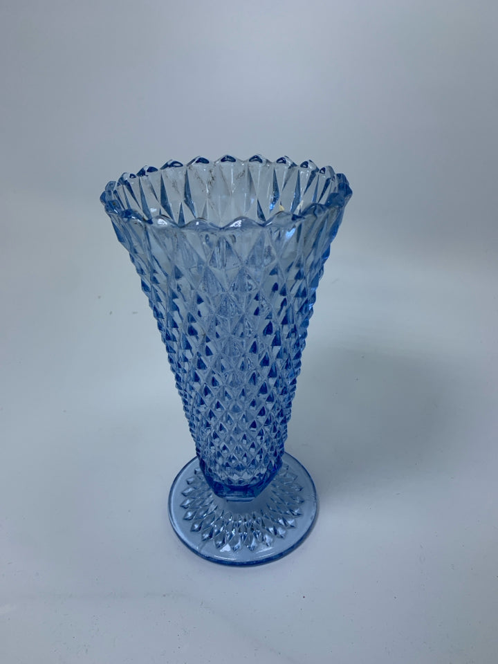 FOOTED LIGHT BLUE GLASS DIAMOND PATTERNED VASE.