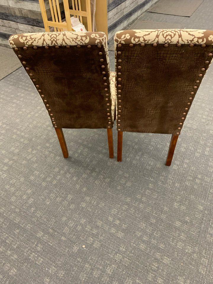 2 BROWN & CREAM UPHOLSTERED FLORAL CHAIRS.
