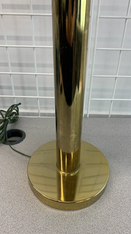BRASS LAMP W/RIPPLE CREAM SHADE.