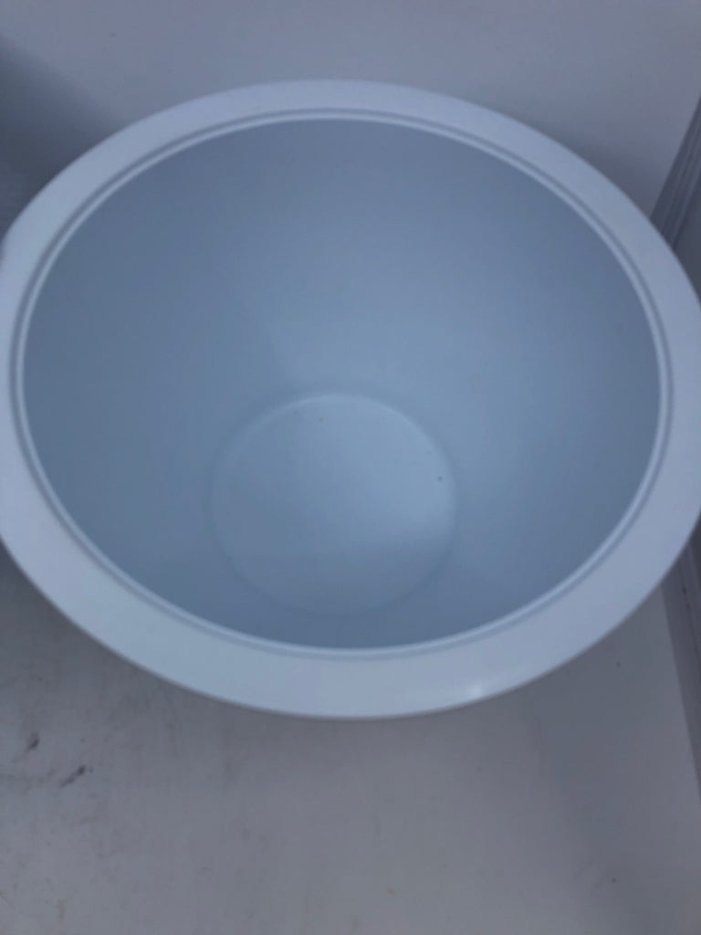 WHITE PLASTIC NESTING PAMPERED CHEF MIXING BOWLS/STRAINER.