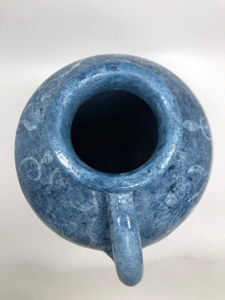 BLUE TERRA COTTA SHORT NECK VASE W/ HANDLE W/ FLORAL DESIGN.