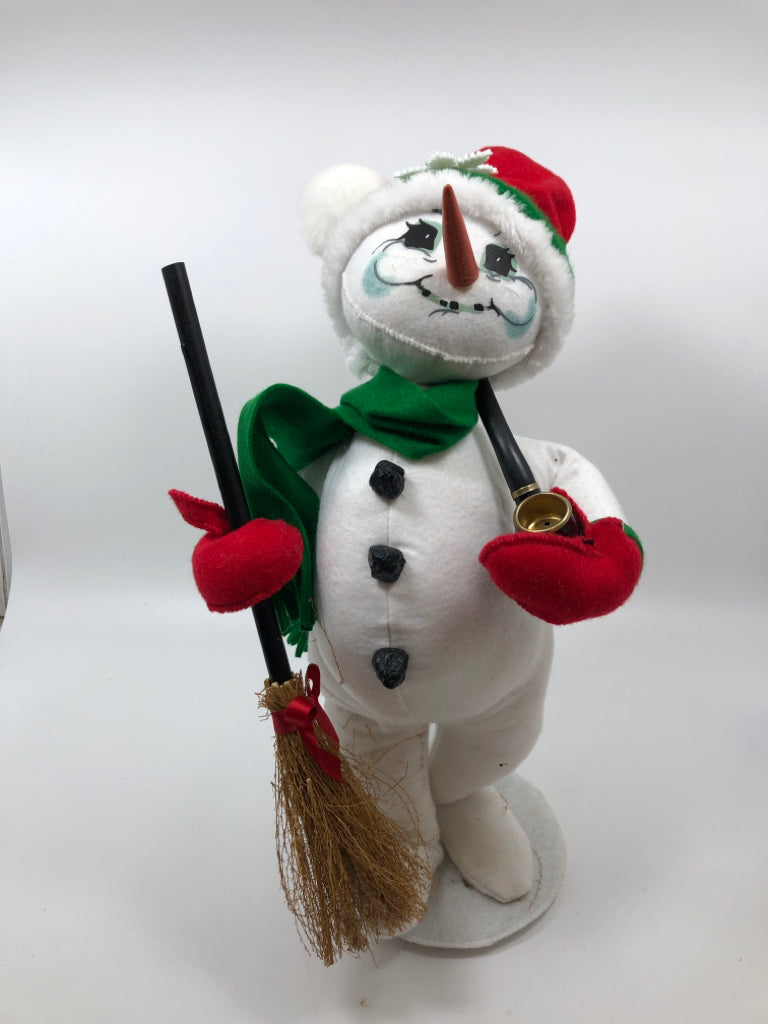ANNALEE SNOWMAN HOLDING BROOM & PIPE.
