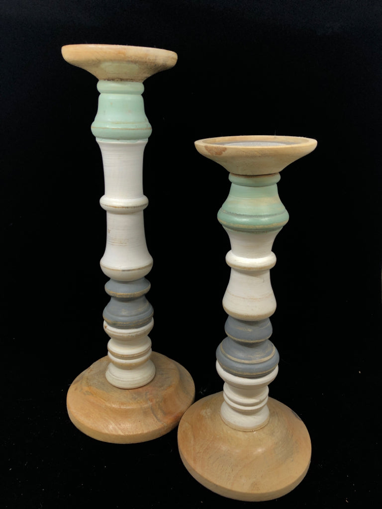 2PC WHITE/TEAL PAINTED PILLAR CANDLE HOLDERS.