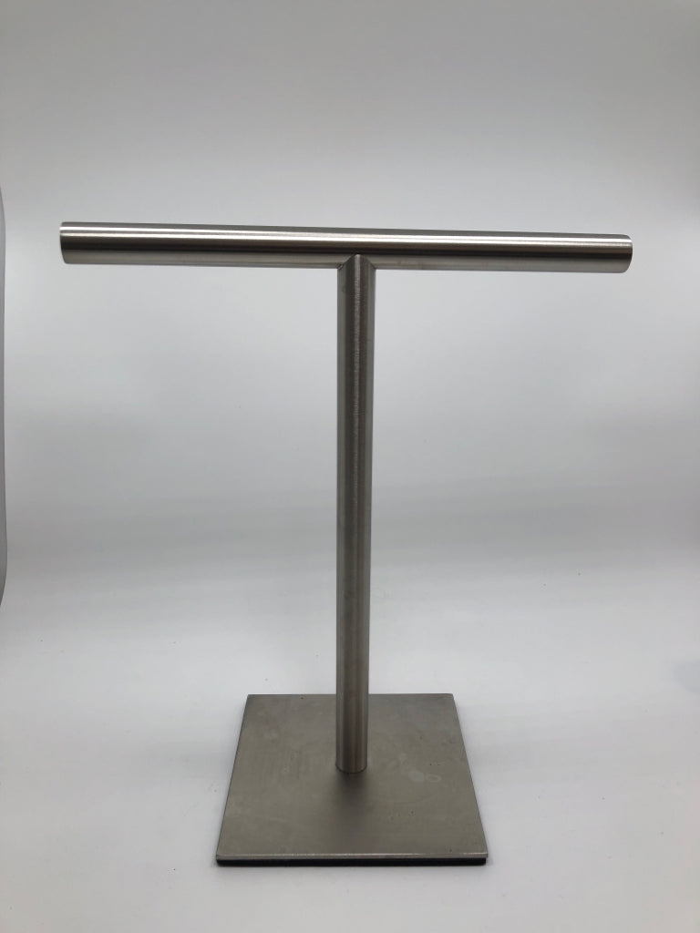 SILVER METAL NECKLACE BAR.