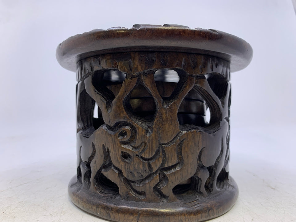 6 CARVED ANIMALS WOOD COASTERS IN HOLDER.