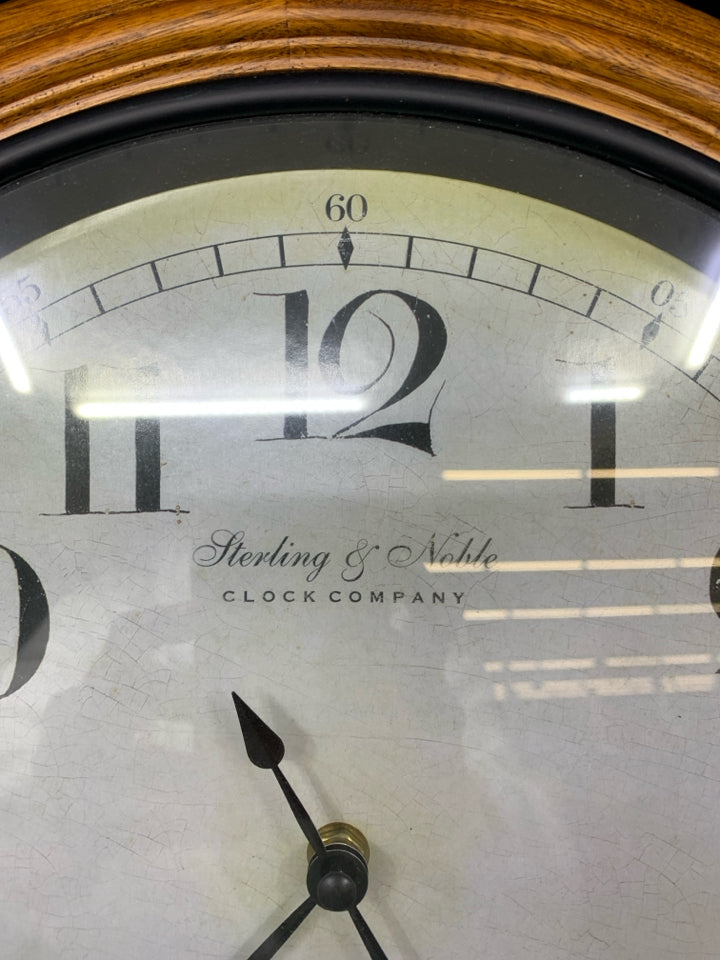 ROUND CLOCK W/BLACK & WOOD FRAME.