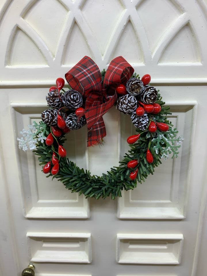 BYERS CHOICE CAROLERS DOOR W WREATH.