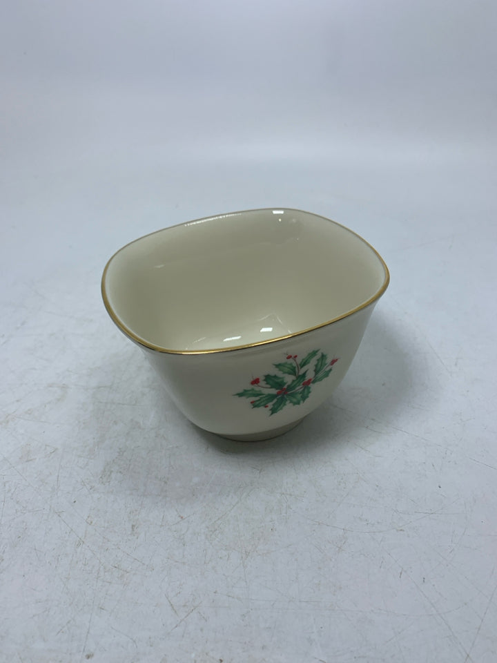 FOOTED SMALL LENOX IVORY HOLIDAY SQUARE BOWL.