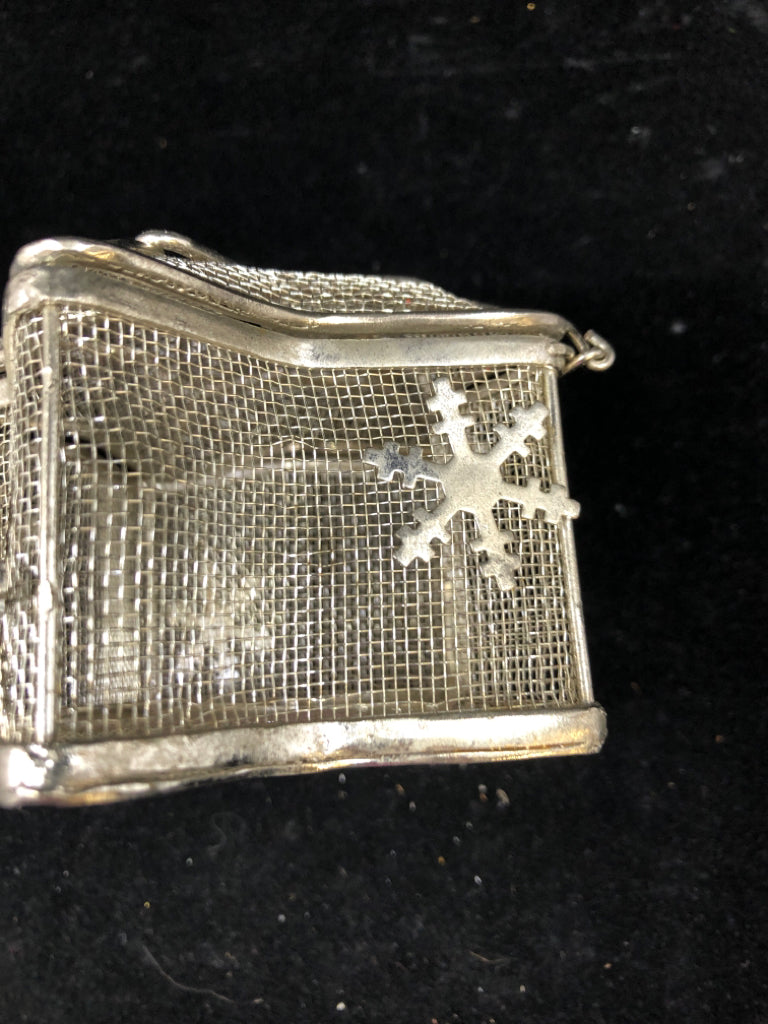 SILVER MESH STAR JEWELRY BOX.