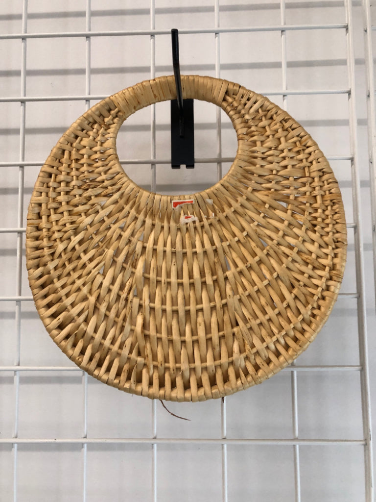 RATTAN WOVEN WALL BASKET.
