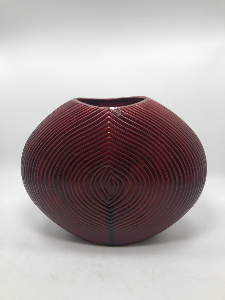 SWIRL TEXTURED RED VASE.