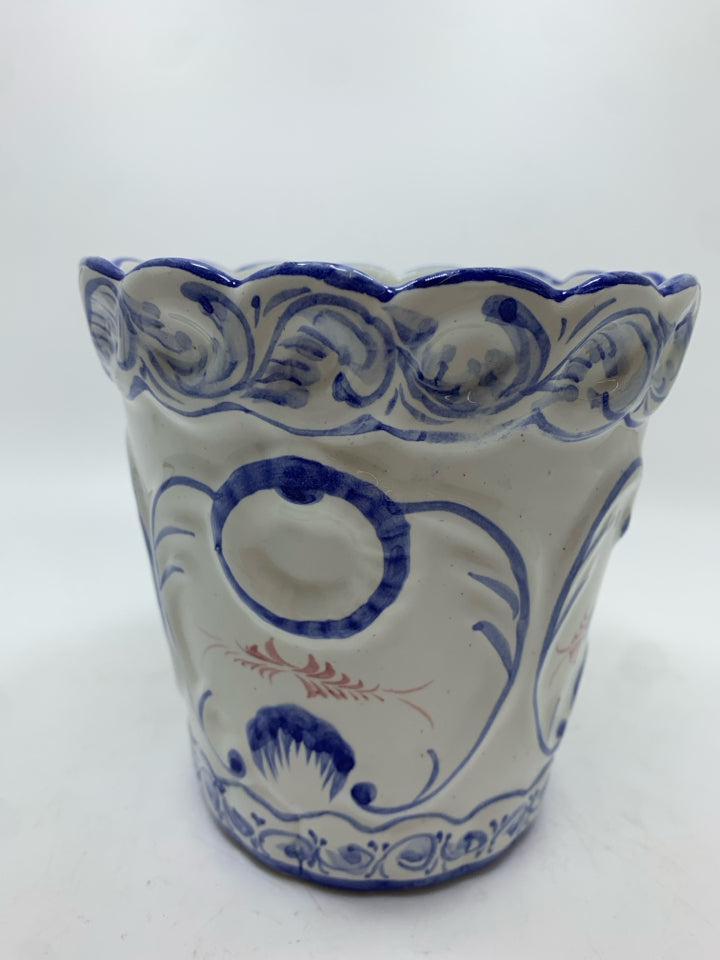 HAND PAINTED CERAMIC PLANTER W/BLUE FLORAL ACCENTS.