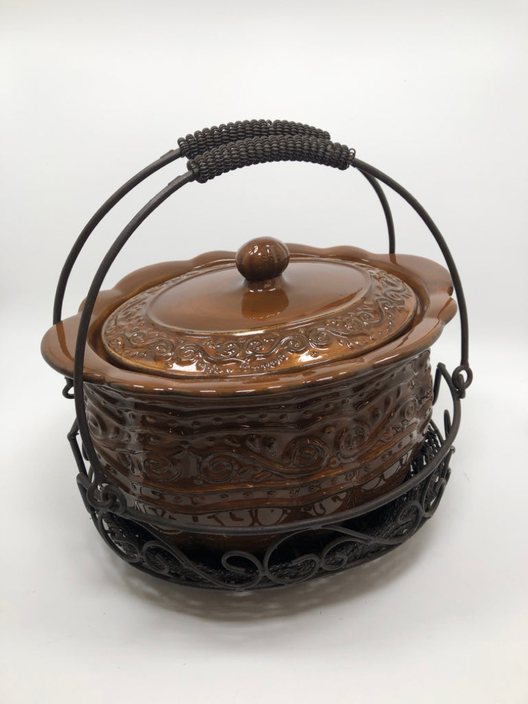 2PC BROWN STONEWARE BEAN POT IN BROWN METAL CARRIER.