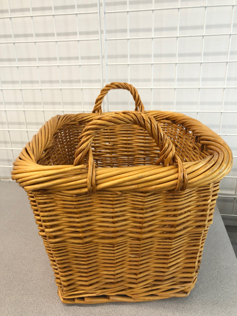 RECTANGLE WICKER BASKET W/HANDLES.