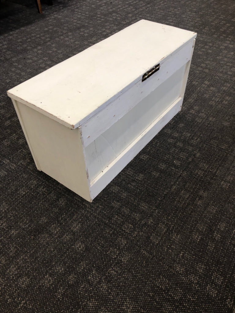 DISTRESSED CREAM STORAGE BENCH W/DOORS.