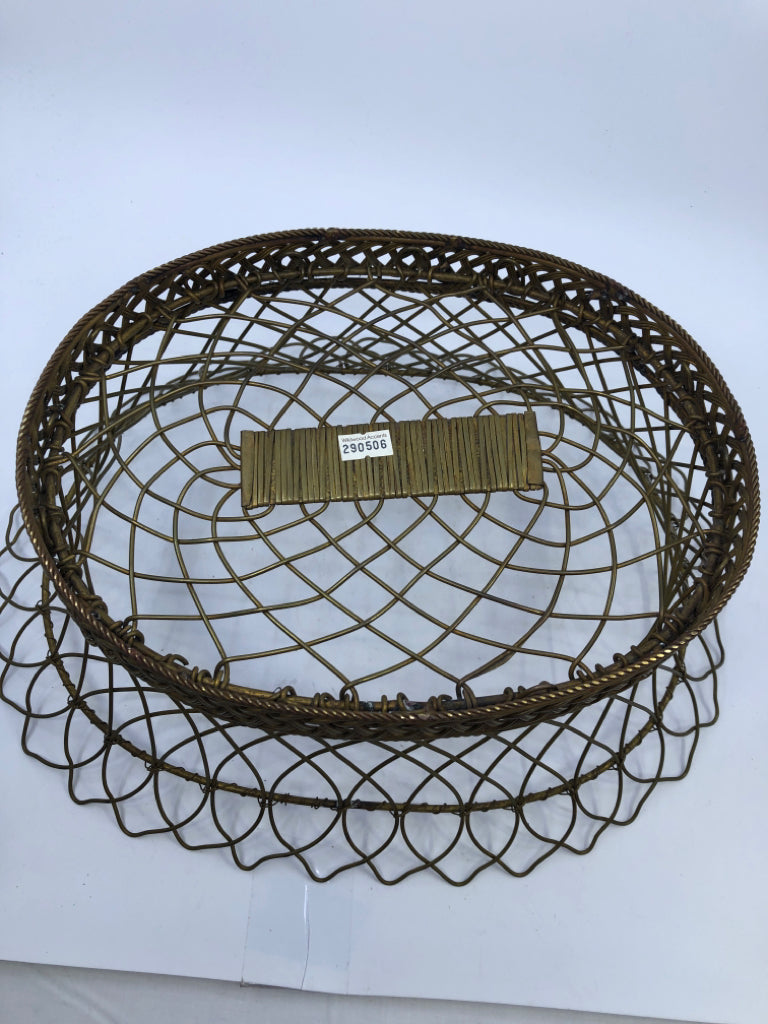 OVAL METAL WIRE BASKET/ PLANTER.