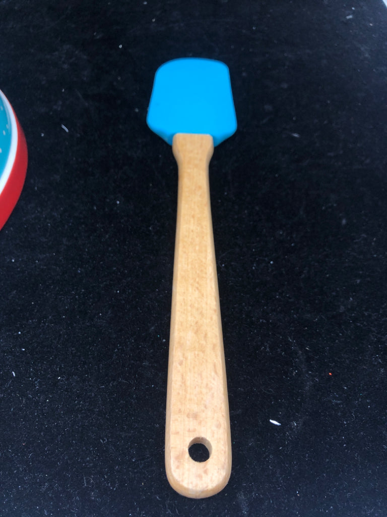PENGUINS AND POLAR BEARS MIXING BOWL W SPATULA.