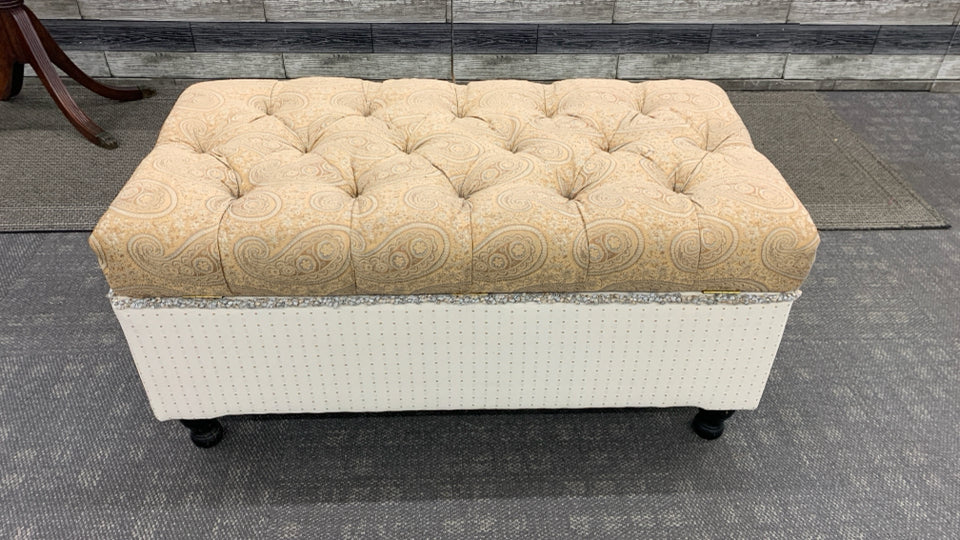 GOLD PADDED STORAGE BENCH W/CREAM SIDES.