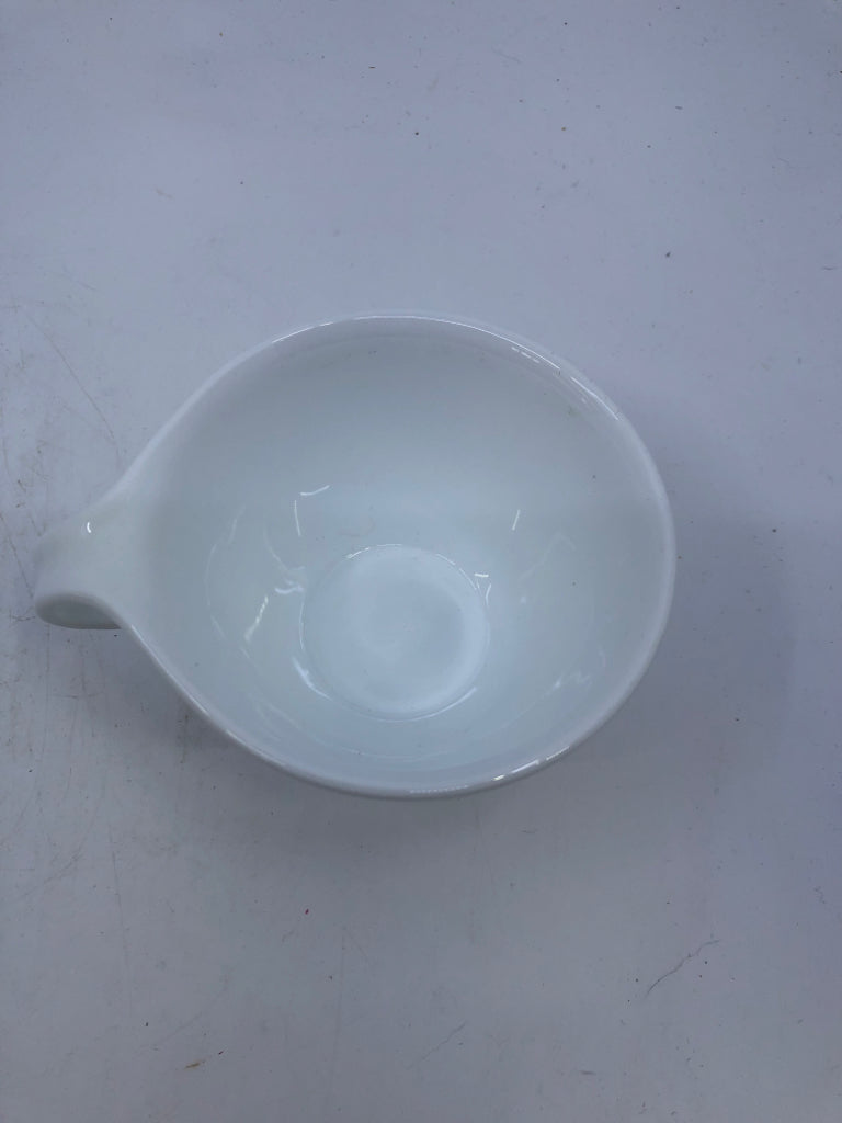 6 CORELLE WHITE CUPS W/ CURVED HANDLES.