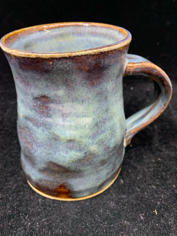 BLUE POTTERY MUG W TEABAG HOLDER.