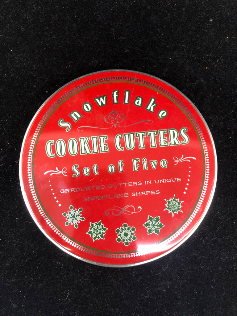 5 SNOWFLAKE COOKIE CUTTERS IN TIN.