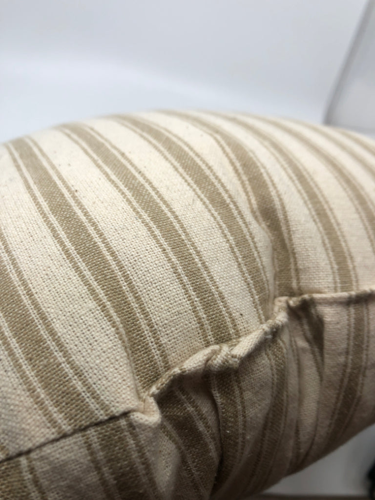 MINIMALIST BIRD NEST ROUND PILLOW.
