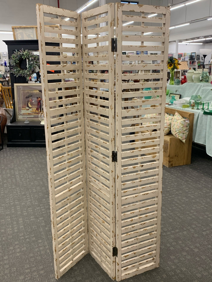DISTRESSED CREAM WOOD 3 PANEL PRIVACY SCREEN.