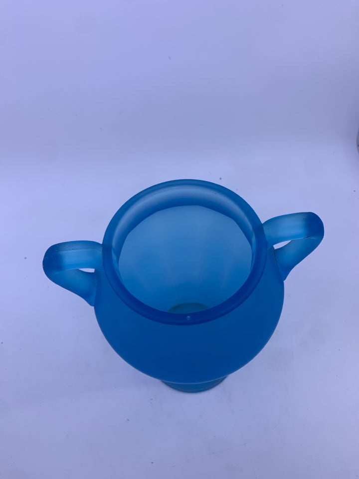 VTG BLUE FROSTED URN STYLE VASE.