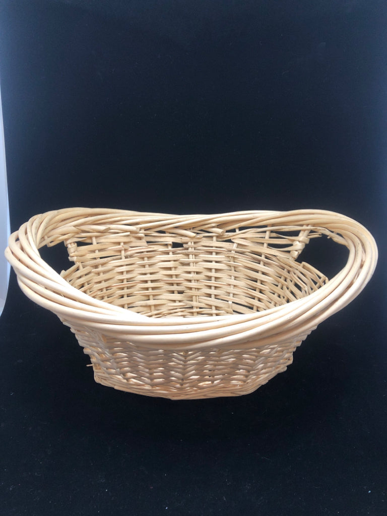OVAL WICKER BASKET.