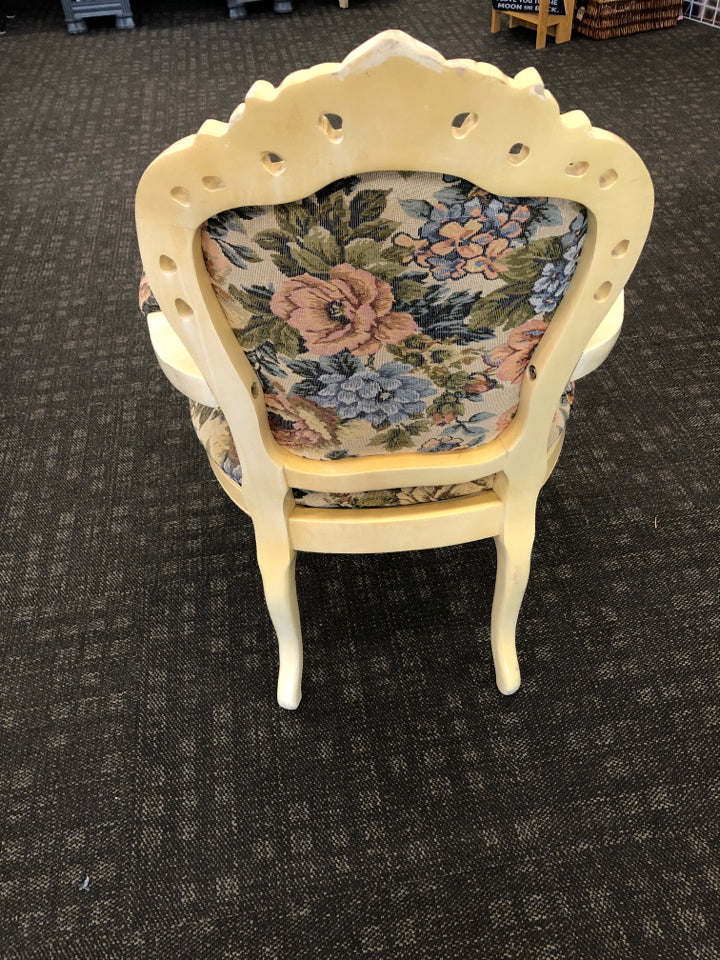 CREAM AND FLORAL UPHOLSTERED ACCENT CHAIR.
