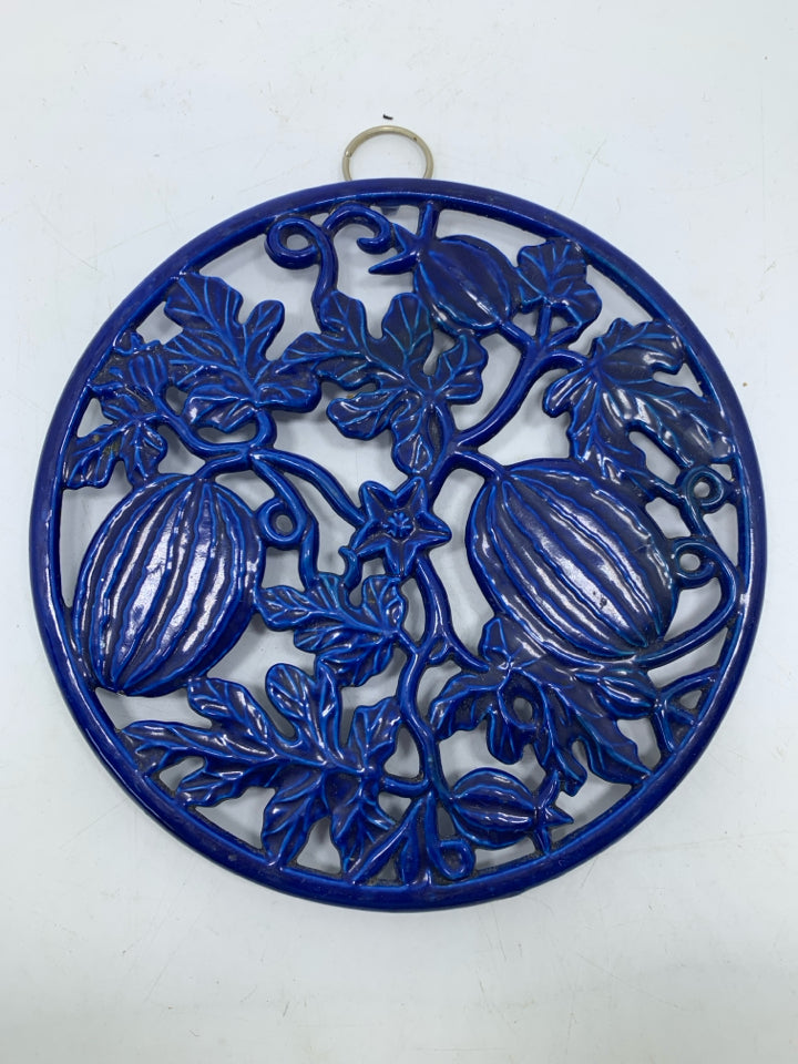 BLUE METAL GOURDS & VINES CIRCLE TRIVET.
