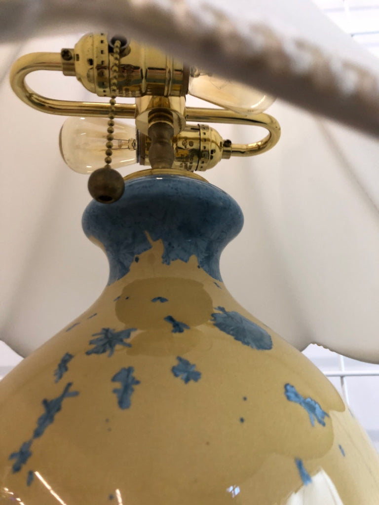 VTG-STYLE BLUE SPECKLED YELLOW LAMP W/SCALLOPED SHADE.