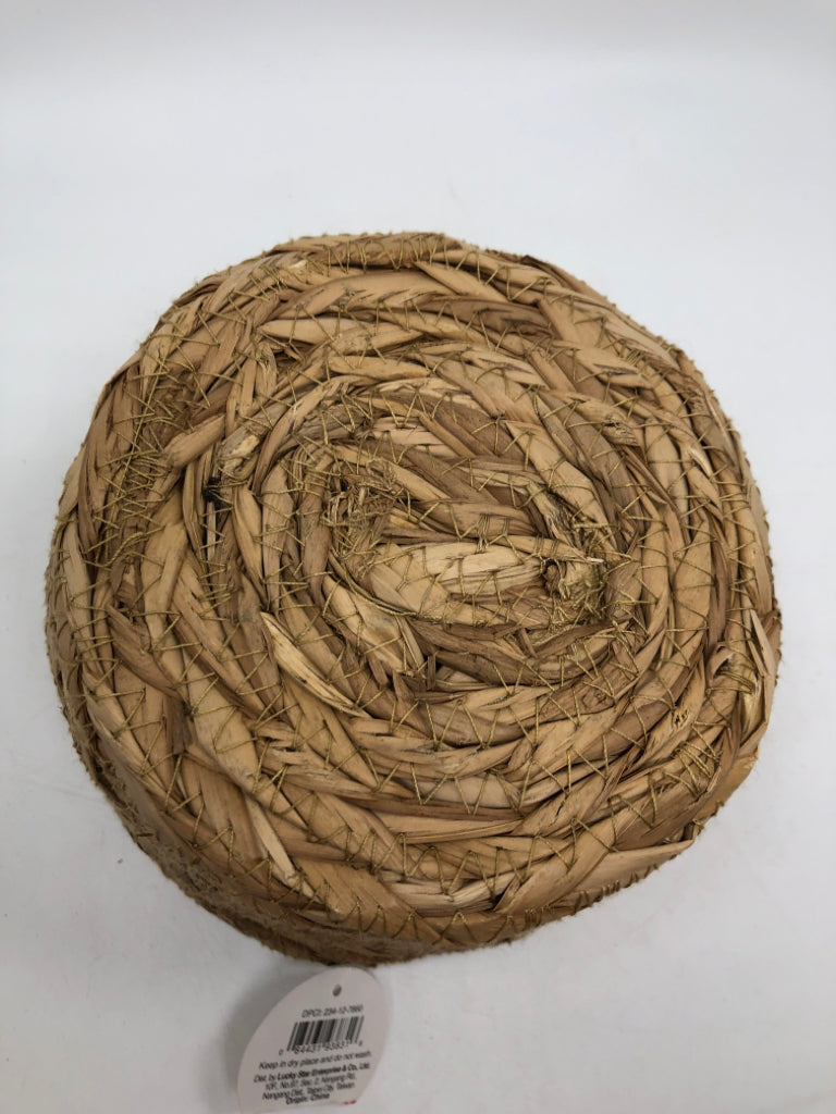 NWT SM WOVEN BASKET.