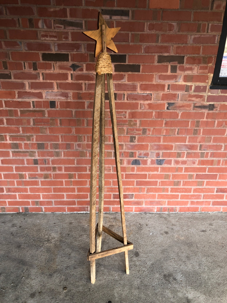 PRIMITIVE DECORATIVE RED STAR STAND.