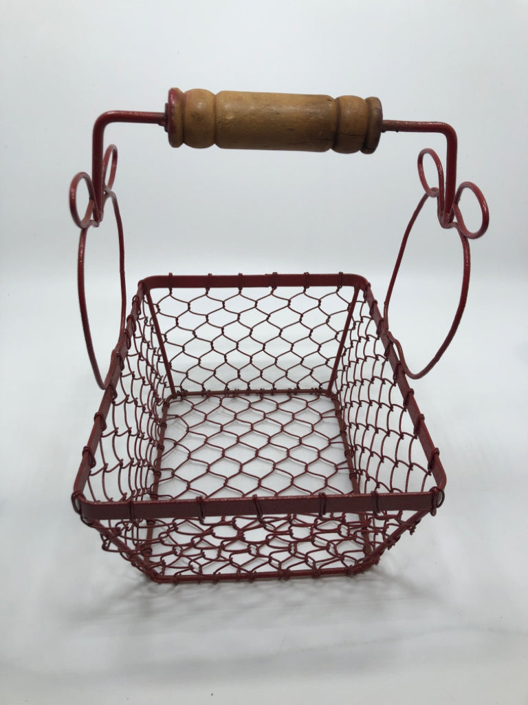 RED WIRE APPLE BASKET W/DOWEL HANDLE.