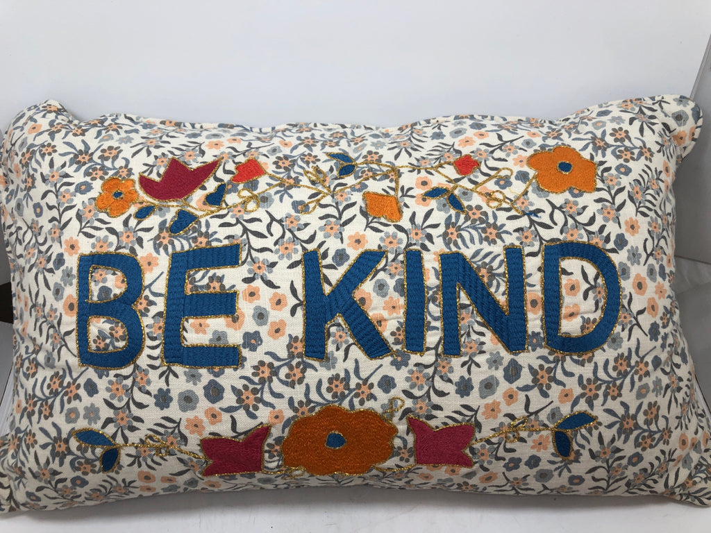 BE KIND FLORAL W/GOLD ACCENTS PILLOW.