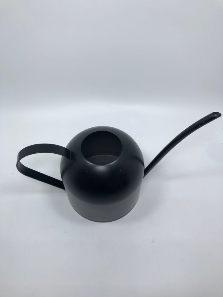 BLACK METAL WATERING CAN.