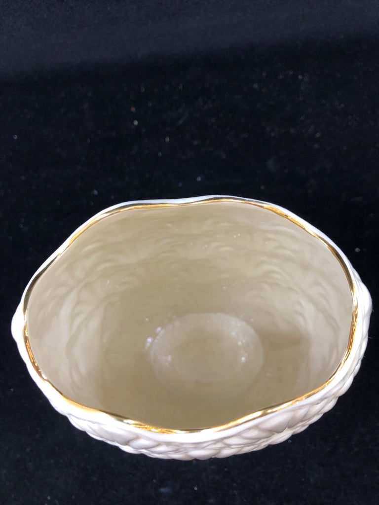 LARGE JACQUARD SCALLOP EMBOSSED VASE.