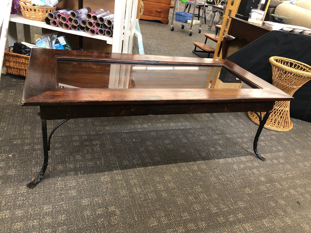 DARK WOOD COFFEE TABLE W LIFT TOP DISPLAY.
