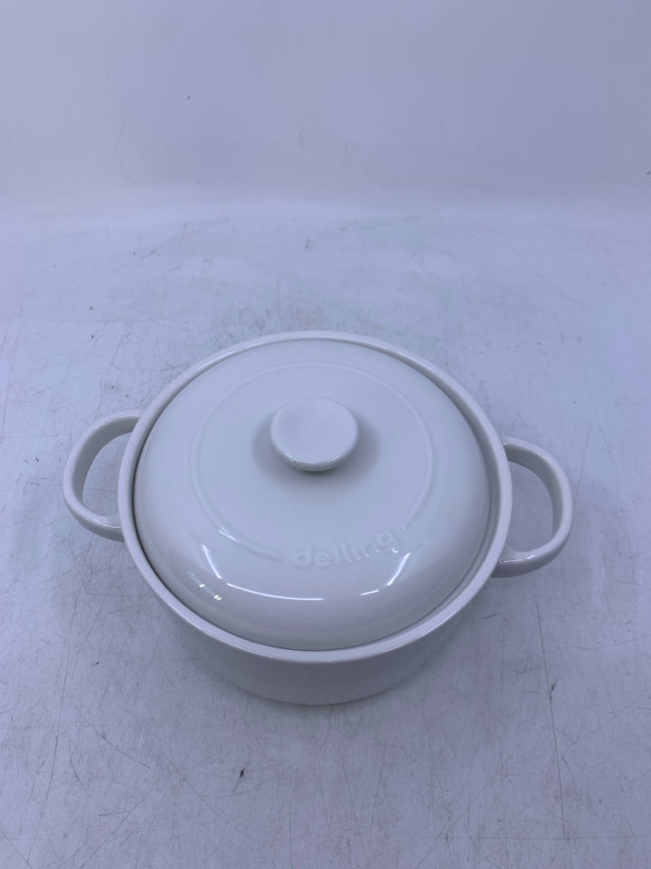WHITE CIRCLE BAKING DISH W/ LID HANDLES.